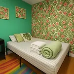 Tropical Comfort Room In Harlem Cozy Stay With Snacks & Style